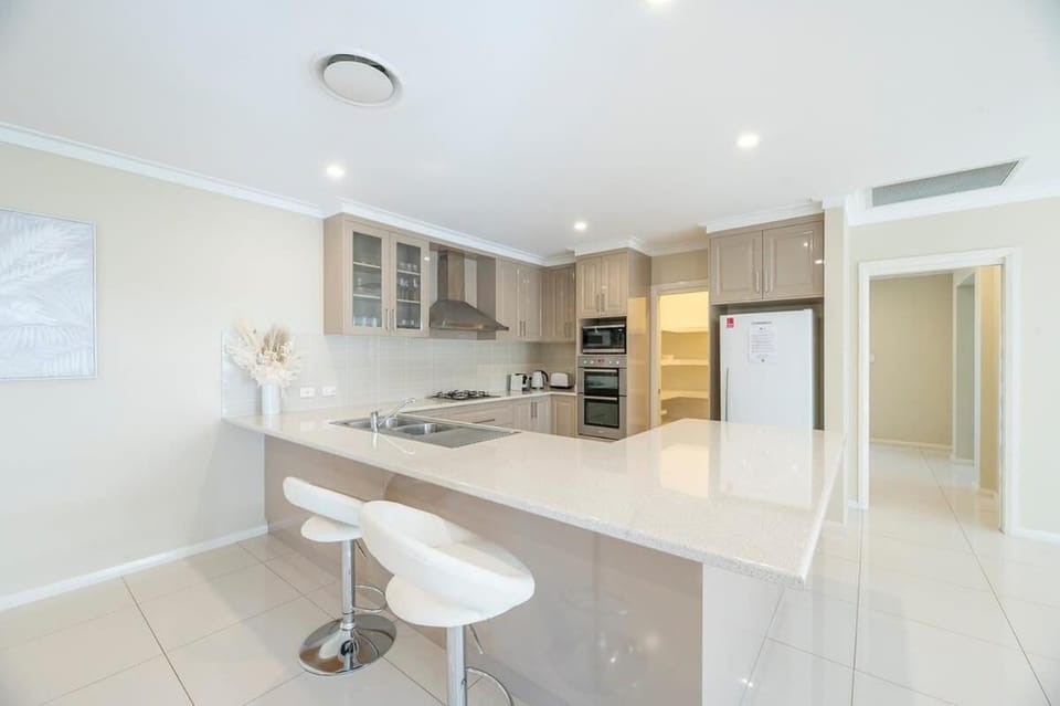 Parkside Getaway - Pool, Family Entertainer House in Dubbo