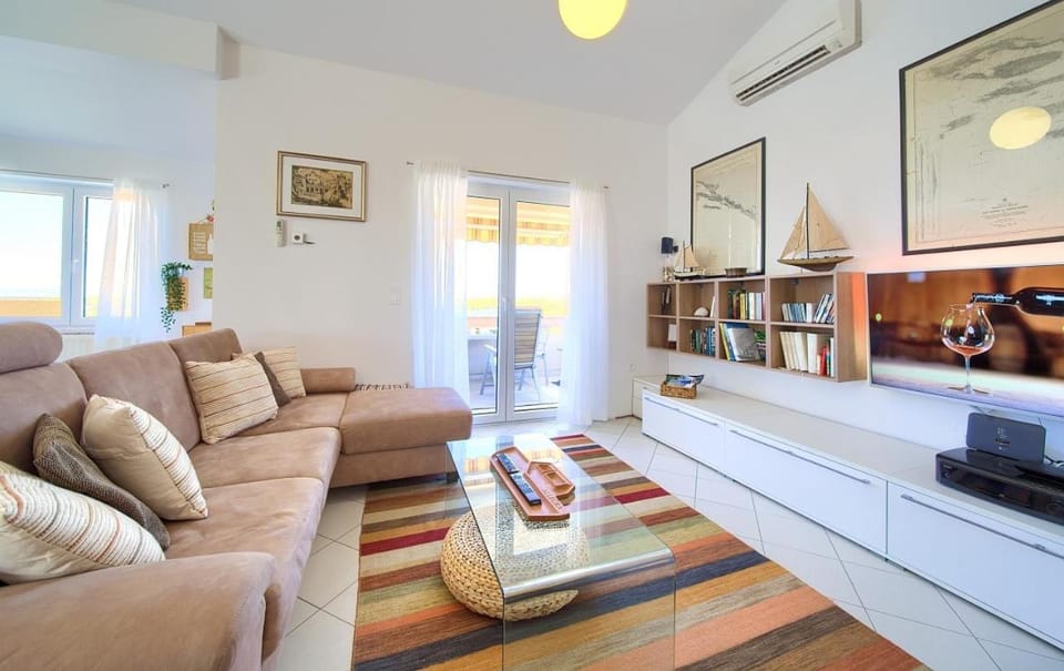 Sea & Wine Apartment with Terrace & Scenic Sea View, Punat Apartment in Primorje-Gorski Kotar County