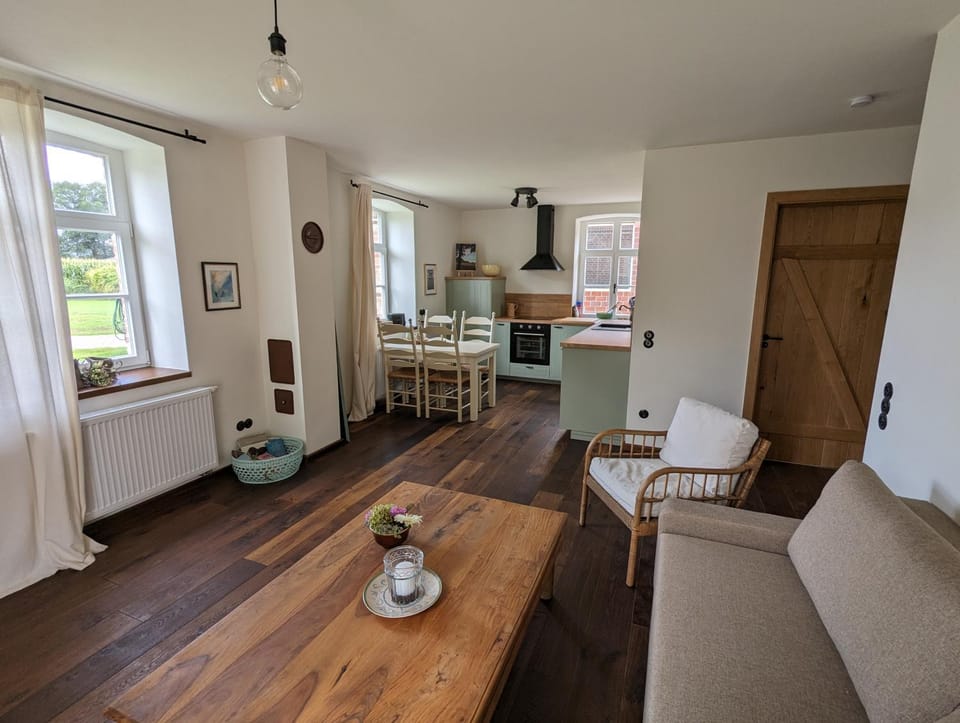 Kitchen or kitchenette, Living room, Seating area, Dining area