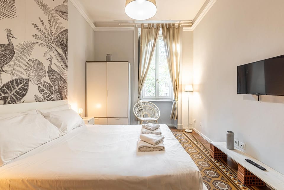 Bed, TV and multimedia, Bedroom, towels