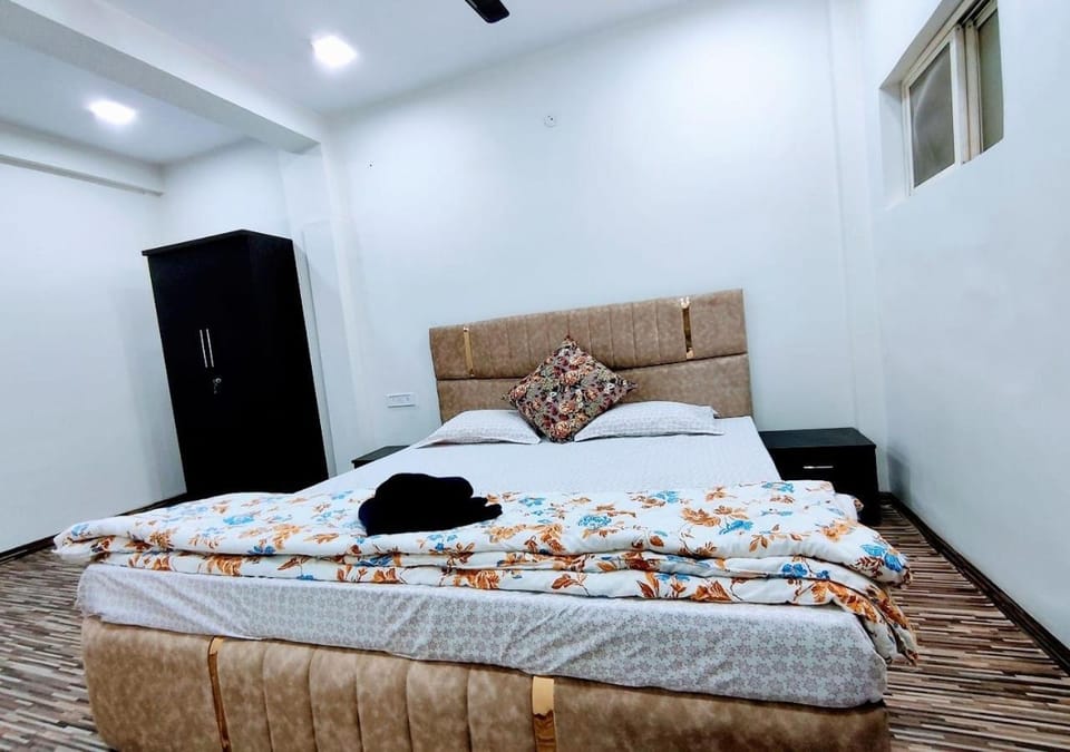 Bed, Living room, Photo of the whole room, Seating area, Bedroom, towels, wardrobe