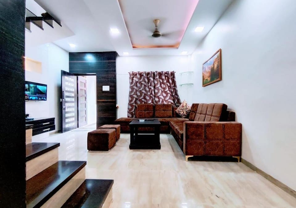 Communal lounge/ TV room, TV and multimedia, Living room, Seating area, Evening entertainment