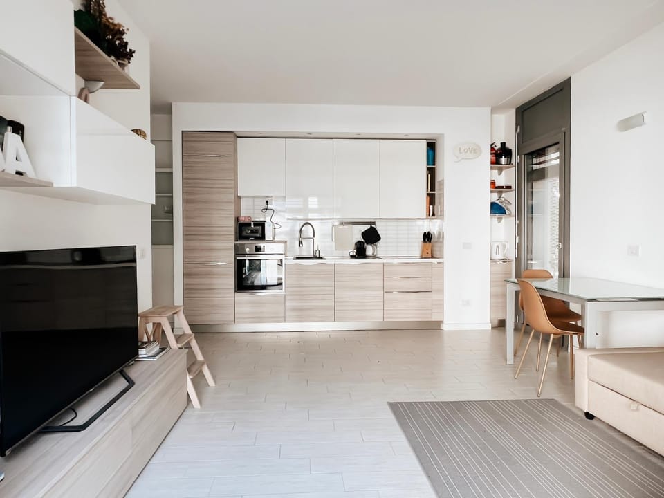 Coffee/tea facilities, Kitchen or kitchenette, Dining area, dishwasher, oven, stove