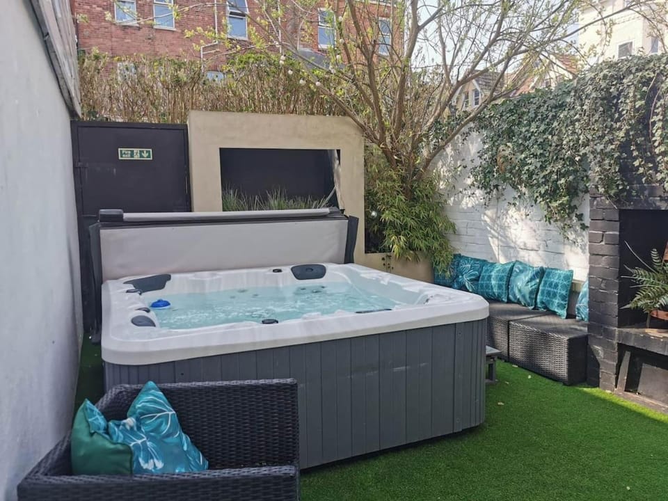 Bournemouth Beach Boutique with Hot Tub - Close to Beach and Town Centre House in Bournemouth