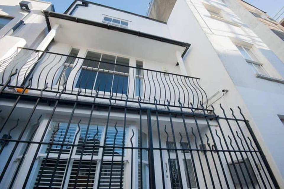 The Brighton Parlour with Hot Tub House in Brighton