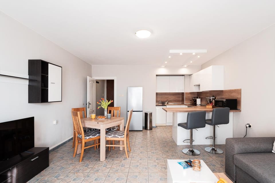 TV and multimedia, Living room, Dining area