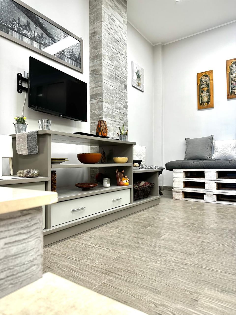 TV and multimedia, Living room, Seating area, Evening entertainment