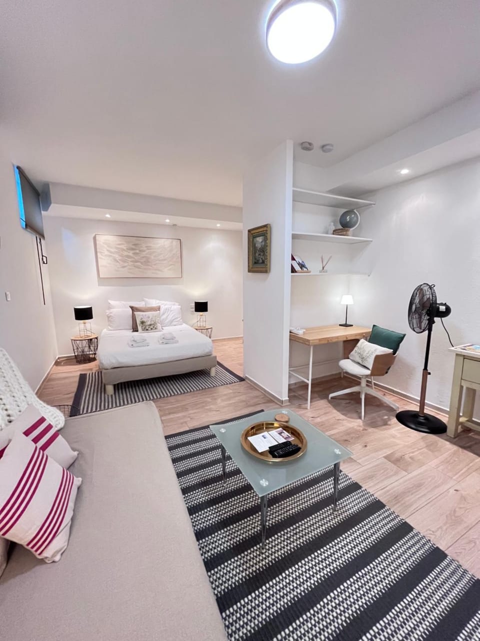 Bed, Photo of the whole room, Seating area, Bedroom