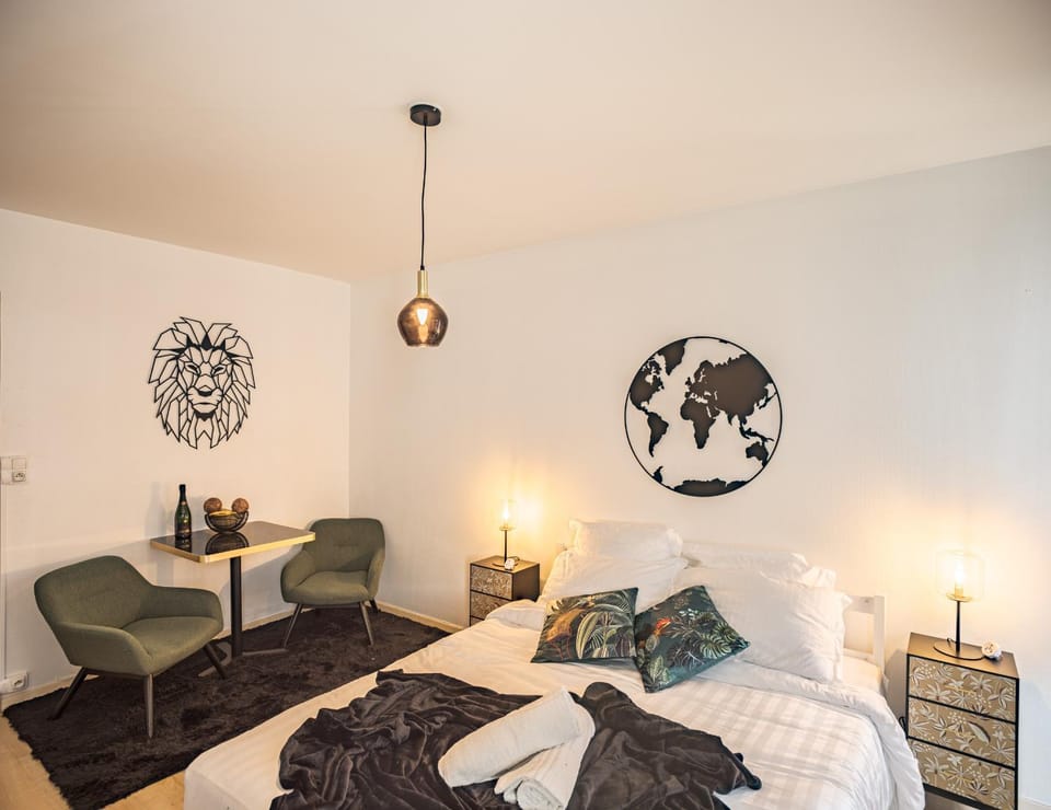 Bed, Dining area