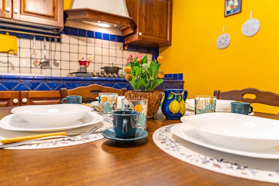 Kitchen or kitchenette, Dining area, stove
