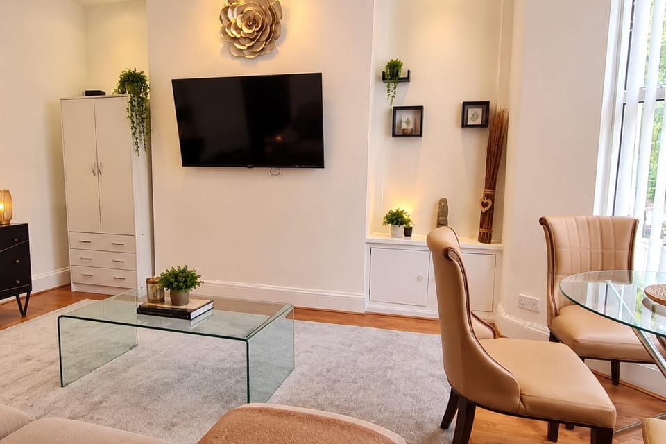 TV and multimedia, Living room, Seating area, Evening entertainment