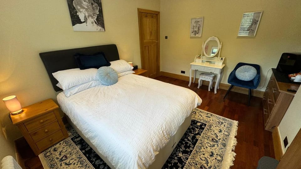 Cosy double room with a separate private bathroom, or upgrade to a deluxe double room with en-suite facilities Vacation rental in London