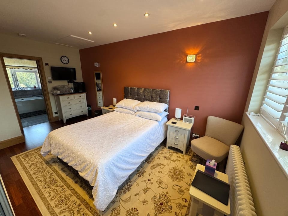 Cosy double room with a separate private bathroom, or upgrade to a deluxe double room with en-suite facilities Vacation rental in London