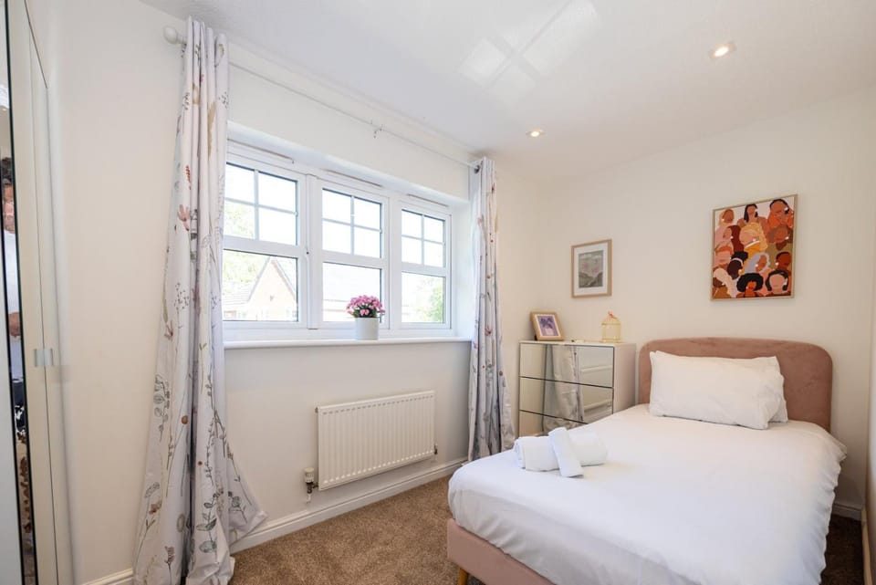 GuestReady - A Haven by the River House in Stretford