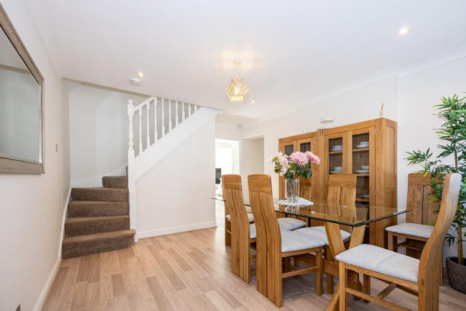GuestReady - A Haven by the River House in Stretford