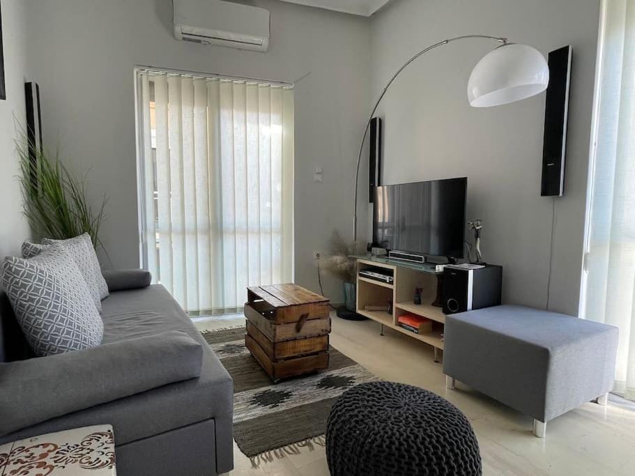 TV and multimedia, Living room, Seating area, air conditioner