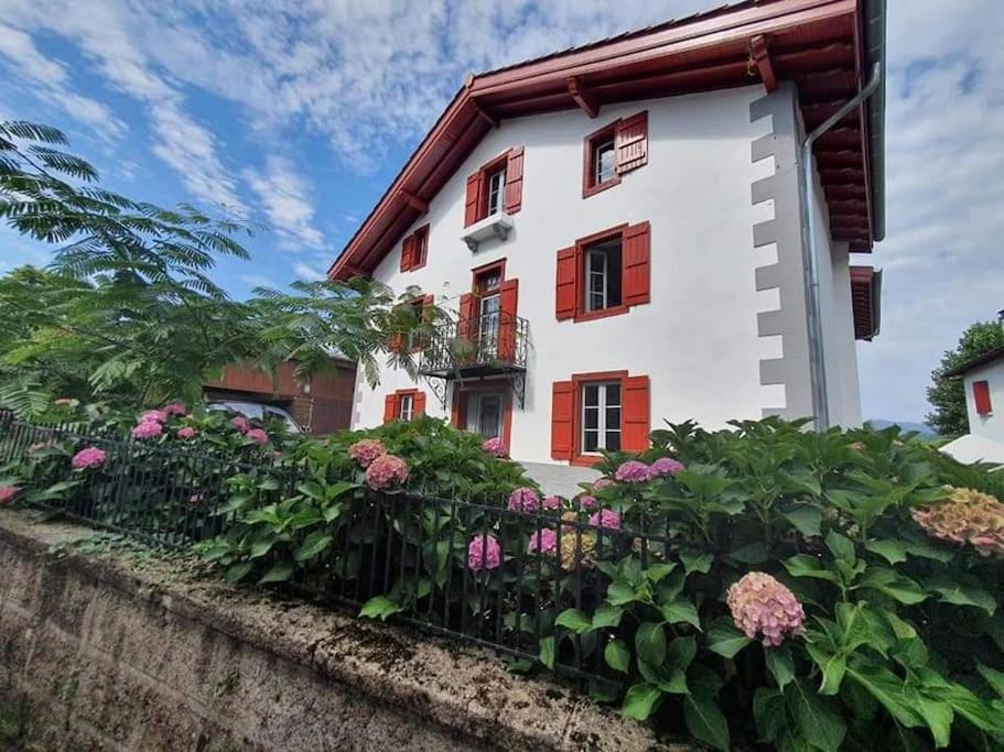 Maison Basque (24 pers) House in French Basque Country