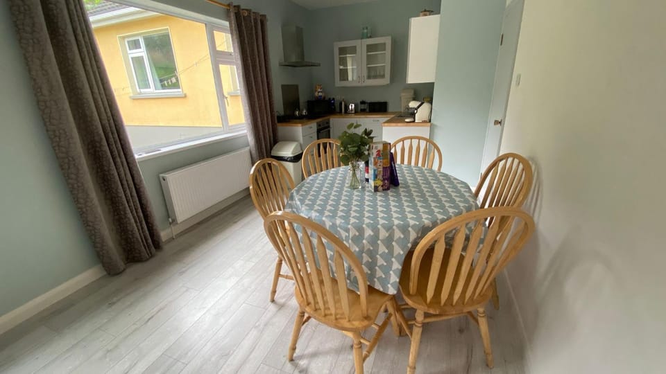 Kitchen or kitchenette, Seating area, Dining area