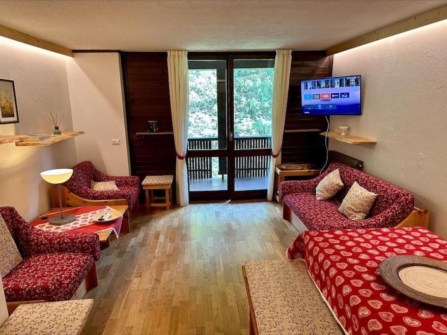 Communal lounge/ TV room, TV and multimedia, Living room, Seating area, Evening entertainment