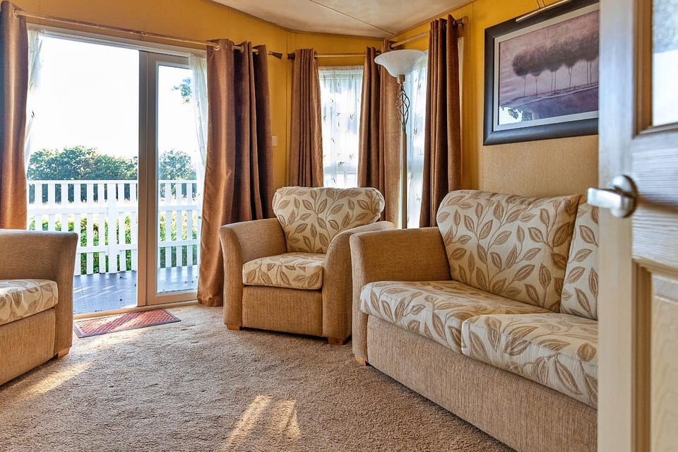 Communal lounge/ TV room, Living room, Seating area
