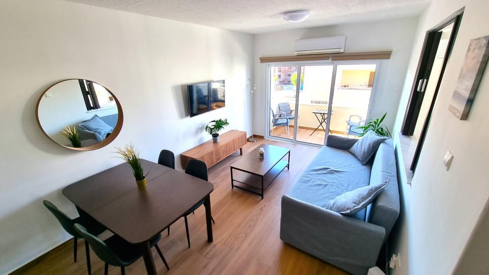 Communal lounge/ TV room, TV and multimedia, Living room, Seating area, Dining area, Evening entertainment