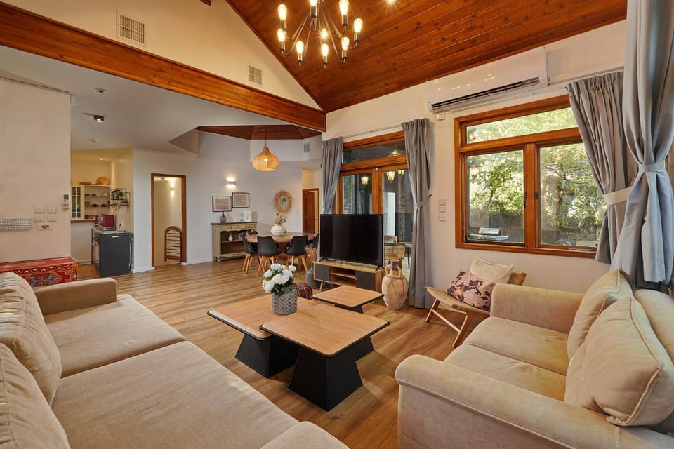 Communal lounge/ TV room, TV and multimedia, Living room, Seating area, Evening entertainment