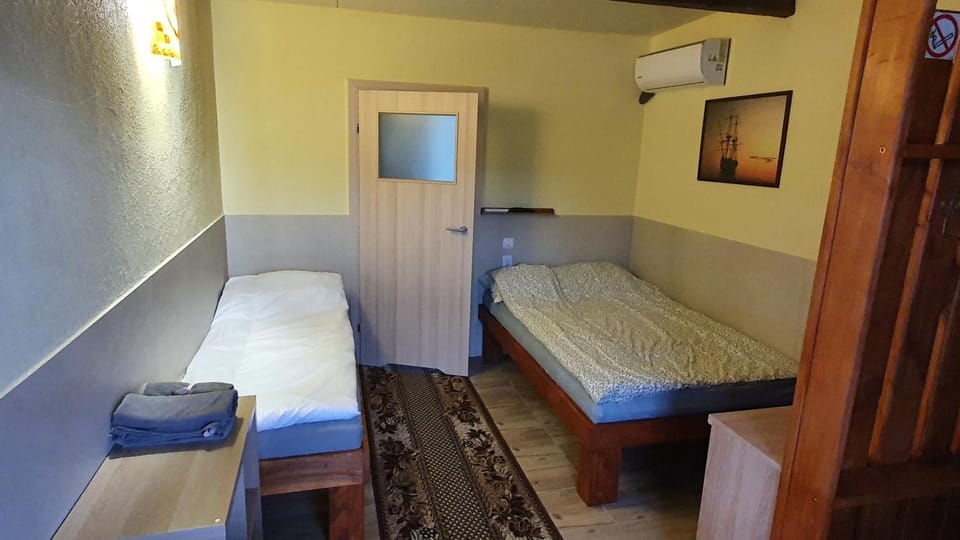 Bed, Photo of the whole room, Seating area