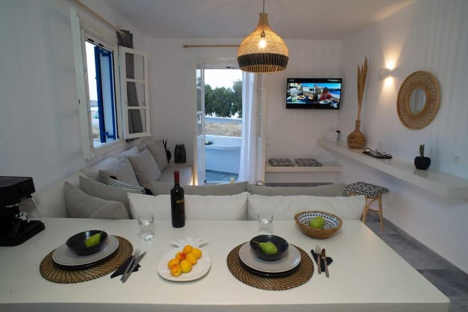 TV and multimedia, Living room, Seating area, Dining area