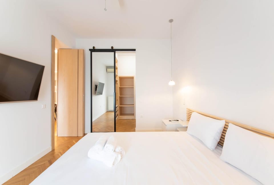 Bed, TV and multimedia, Bedroom, towels