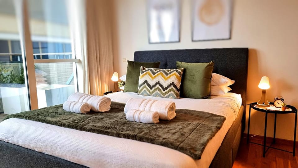 Bed, towels