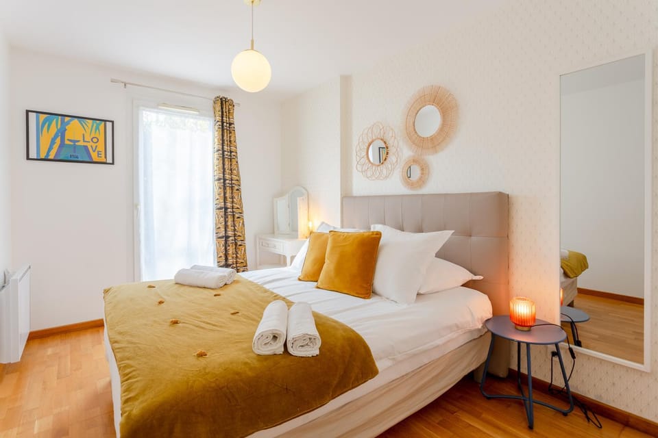 Bed, Photo of the whole room, Bedroom, Garden view