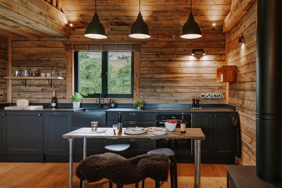 Woolly Wood Cabins - Bryn Cabin in Wales