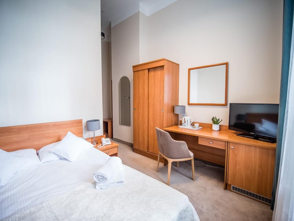 Bed, TV and multimedia, Breakfast, towels, wardrobe