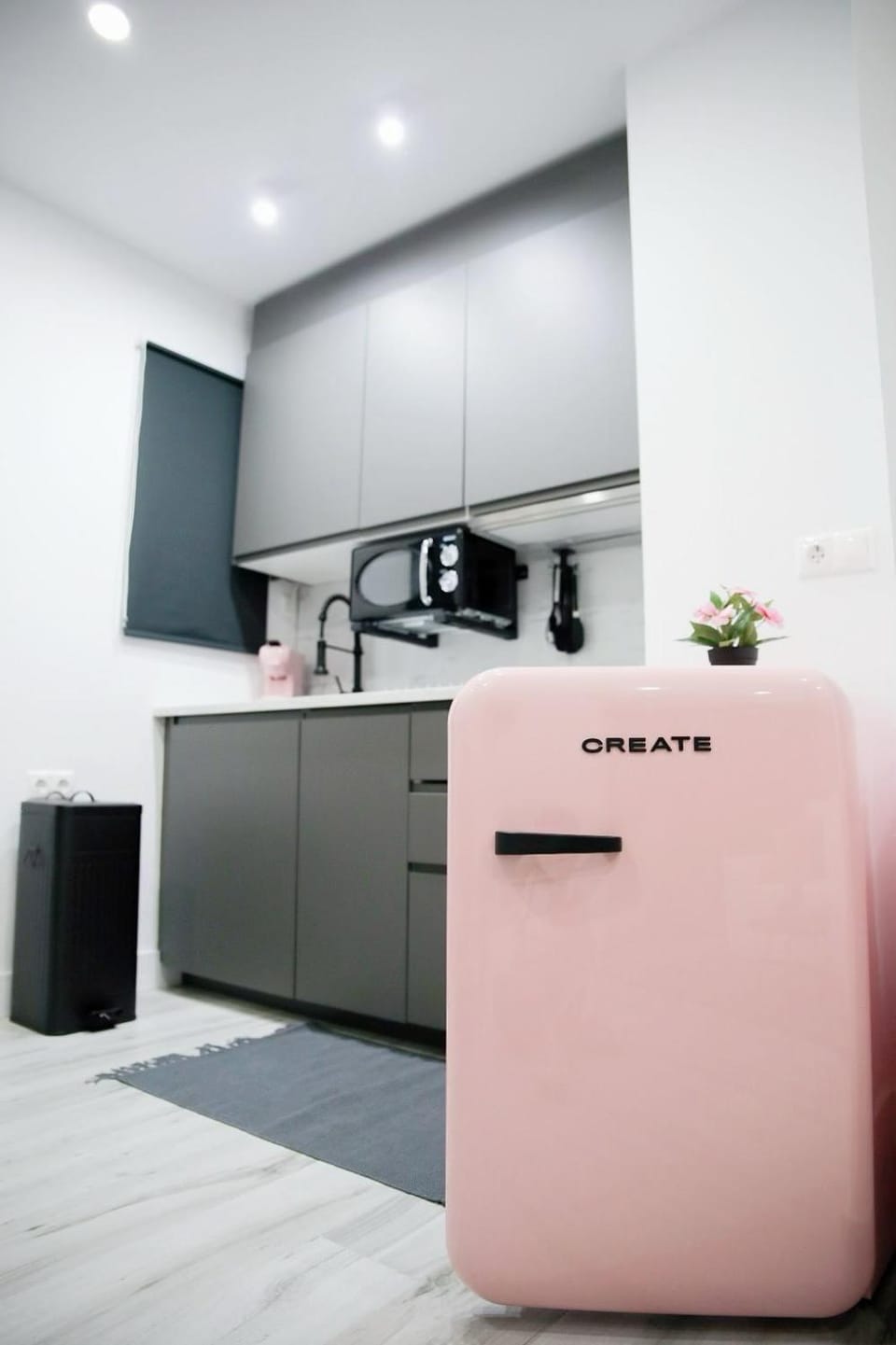 Kitchen or kitchenette, minibar