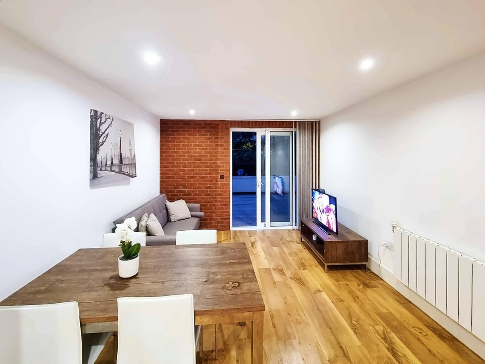 Communal lounge/ TV room, TV and multimedia, Living room, Dining area
