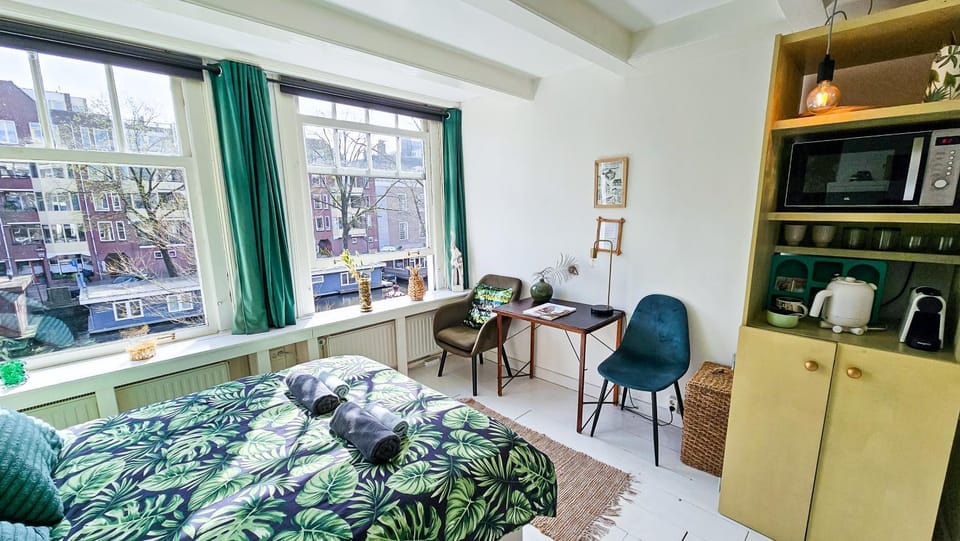 Bed, Coffee/tea facilities, View (from property/room), Seating area, Bedroom