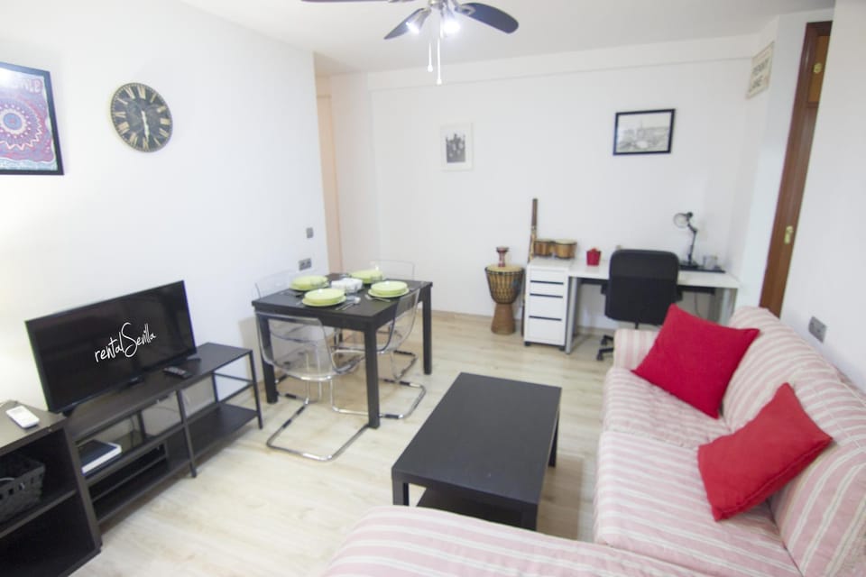 TV and multimedia, Living room, Seating area, Dining area