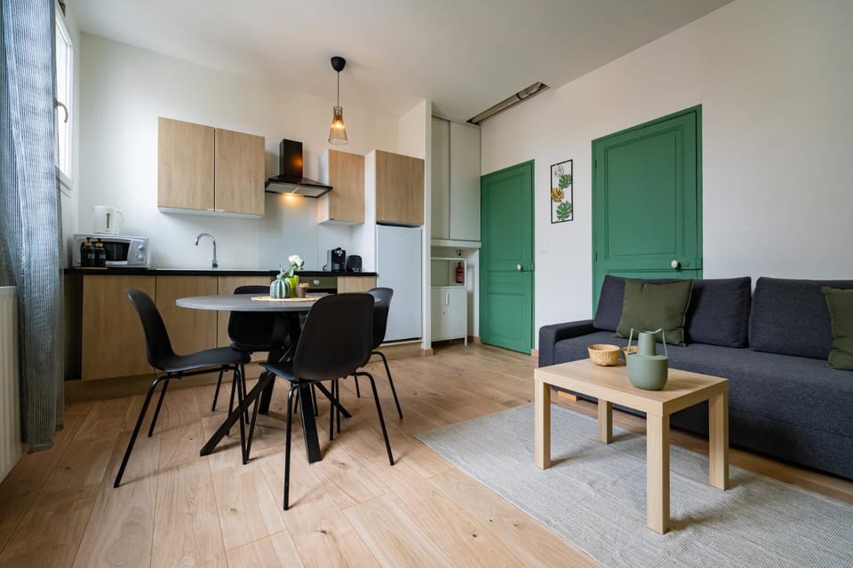 Kitchen or kitchenette, Living room, Seating area, Dining area, oven, stove