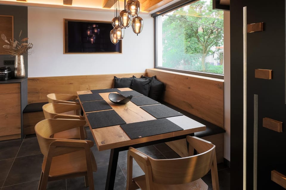 Communal lounge/ TV room, TV and multimedia, Living room, Seating area, Dining area, Evening entertainment