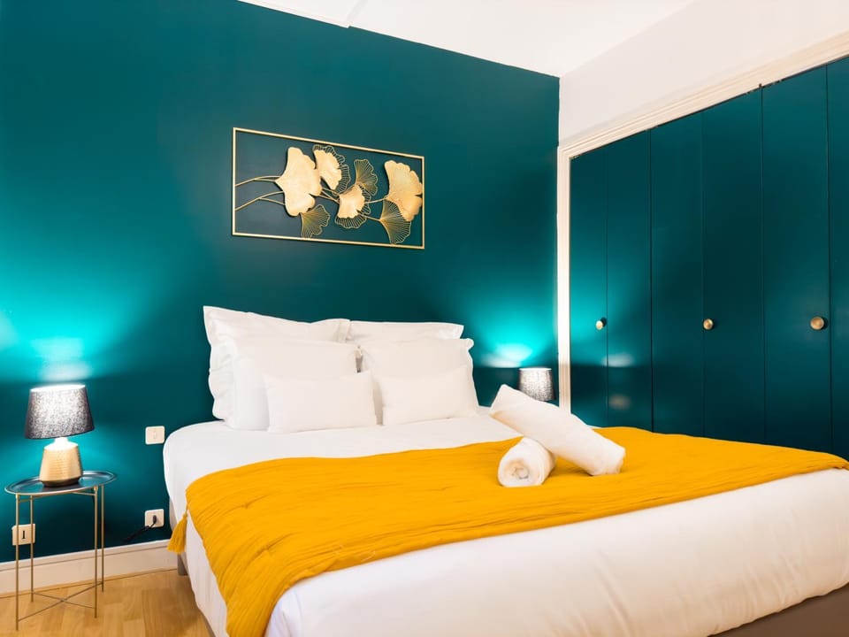 Photo of the whole room, Bedroom