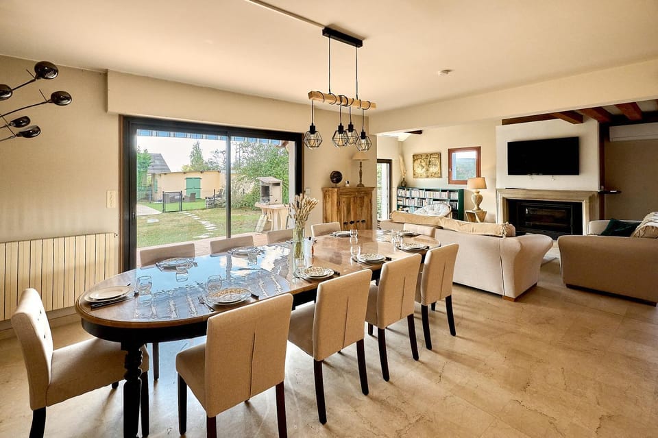 Communal lounge/ TV room, TV and multimedia, Living room, Seating area, Dining area, Evening entertainment