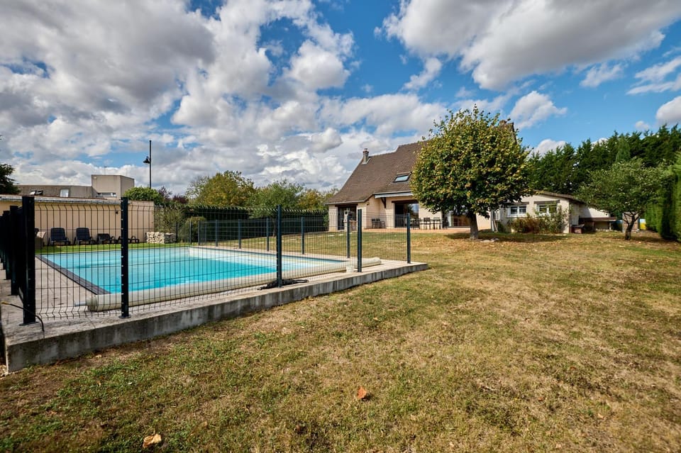 Property building, Day, Natural landscape, Pool view, Swimming pool