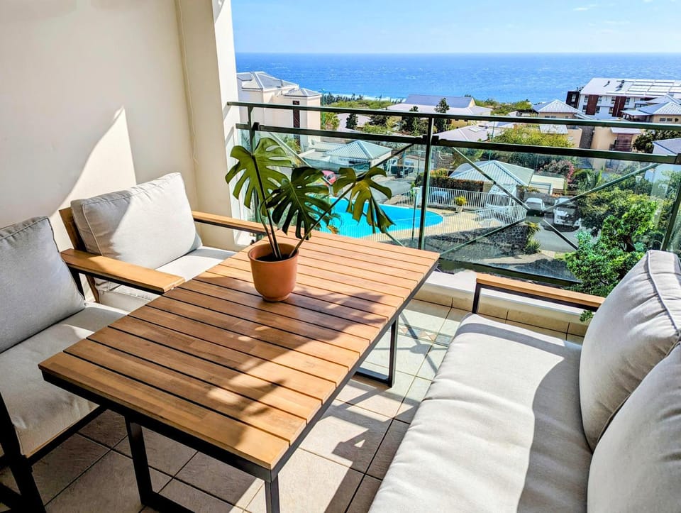Patio, Natural landscape, View (from property/room), Balcony/Terrace, Seating area, Dining area, Pool view, Sea view, Swimming pool