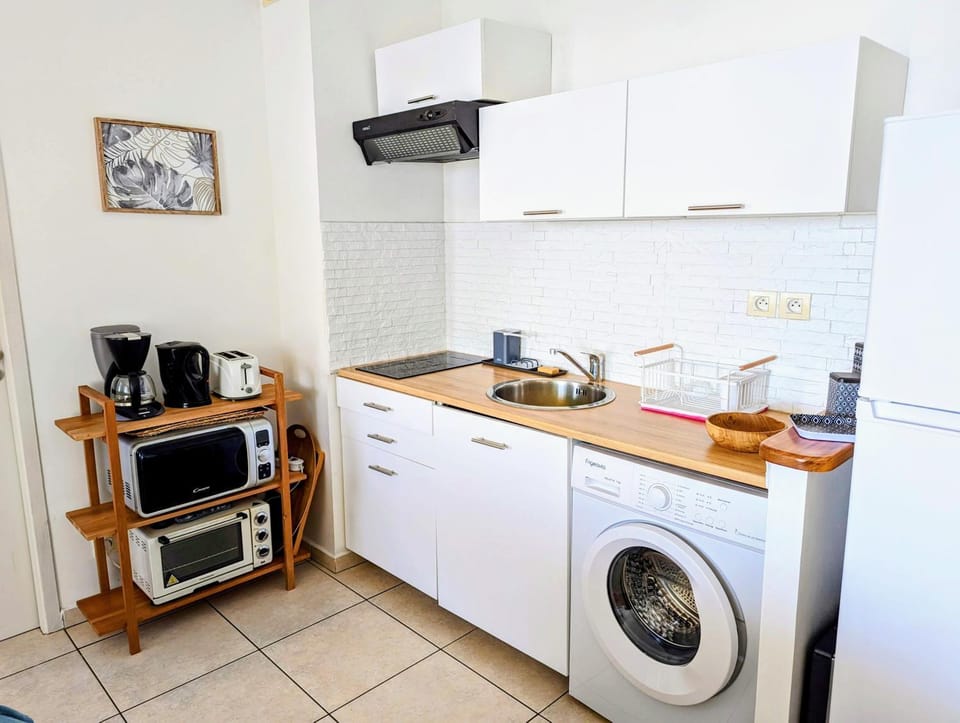 Coffee/tea facilities, Kitchen or kitchenette, stove, toaster, washing machine