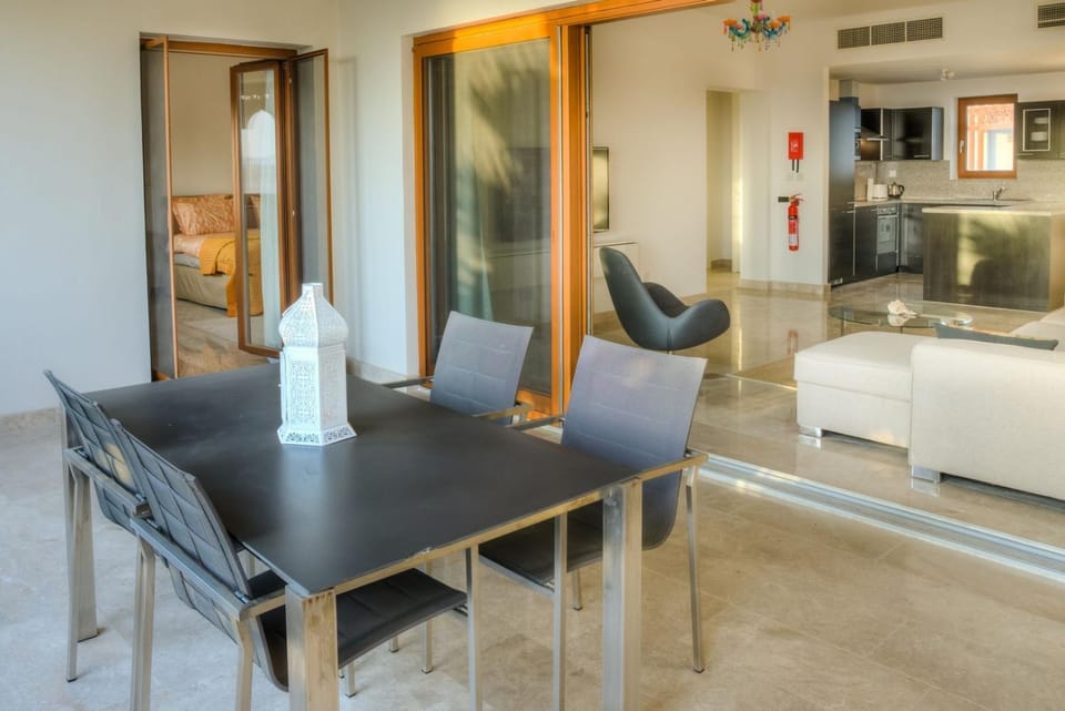 TV and multimedia, Seating area, air conditioner
