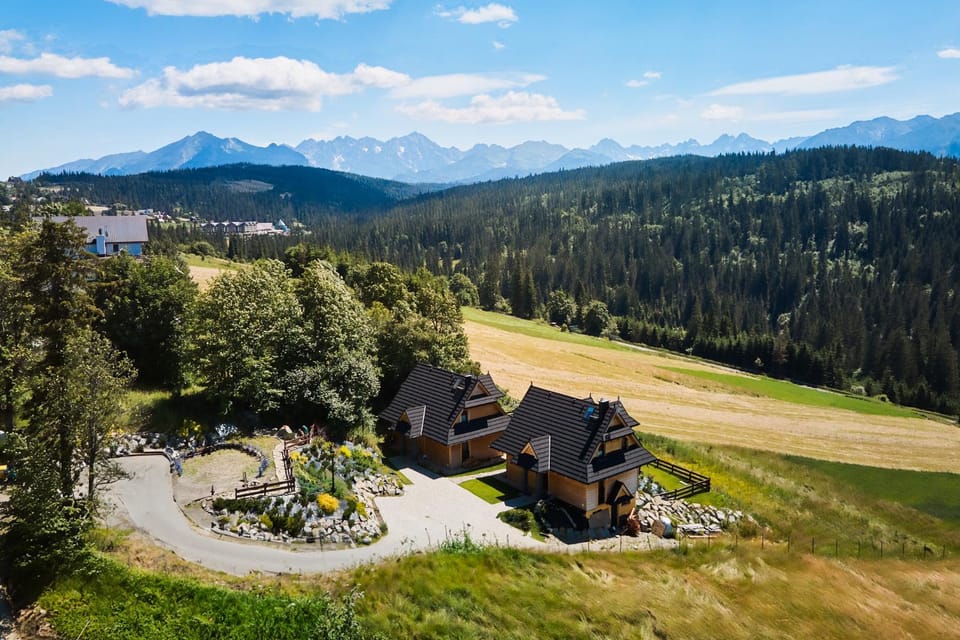 Property building, Day, Neighbourhood, Natural landscape, Bird's eye view, Mountain view