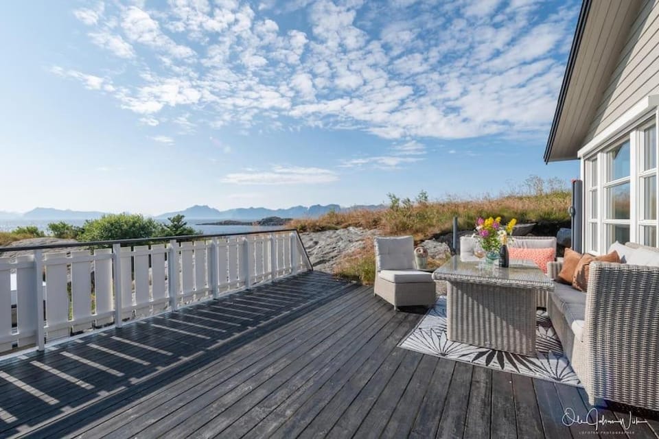 Henningsvær, Lofoten with fantastic view House in Lofoten