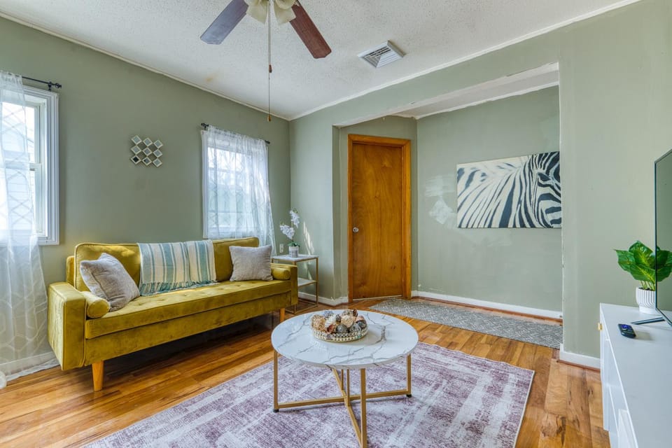 Humble home with free breakfast offered if requested! Apartment in Chicopee
