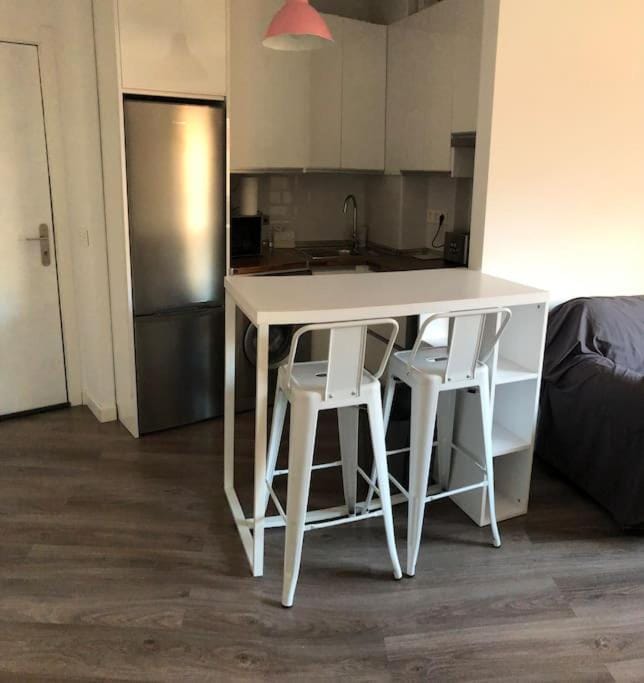 Kitchen or kitchenette, Dining area, minibar