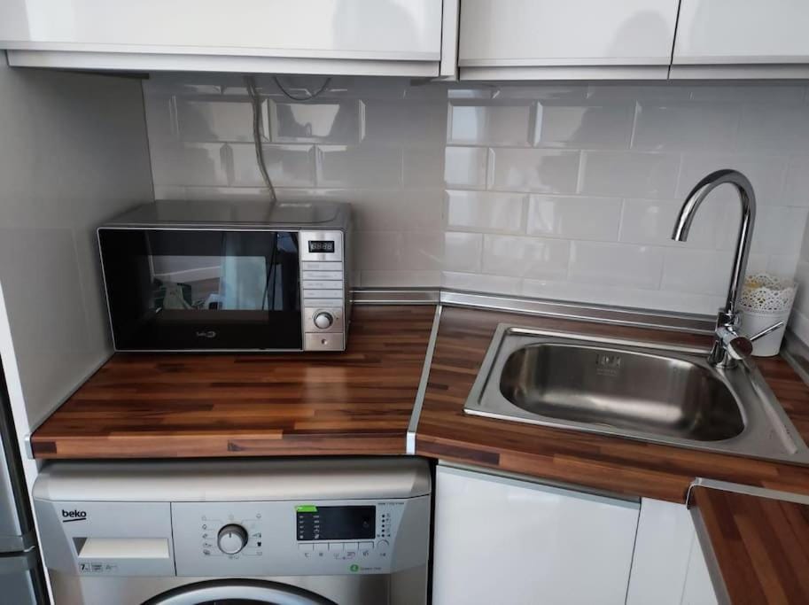 Kitchen or kitchenette, minibar